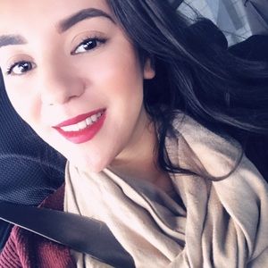 Meet your Posher, Casandra